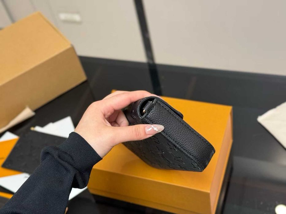 orebka na ramię z łańcuchem marki LV w kolorze czarnym