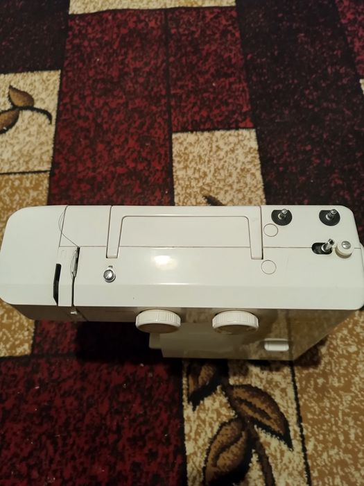 Швейна машинка для шиття одягу