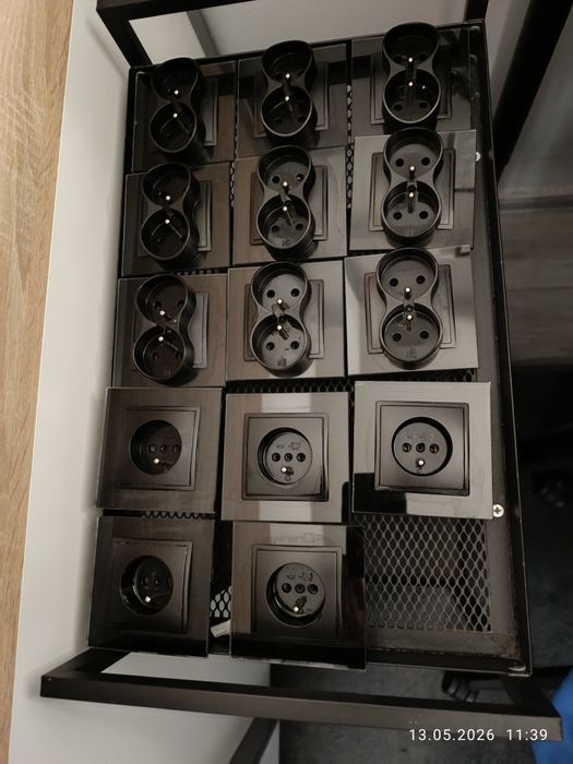 14x Gniazdka czarne szklane