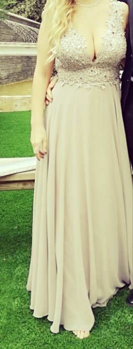 Vestido de cerimônia de cor creme acinzentado com rendas