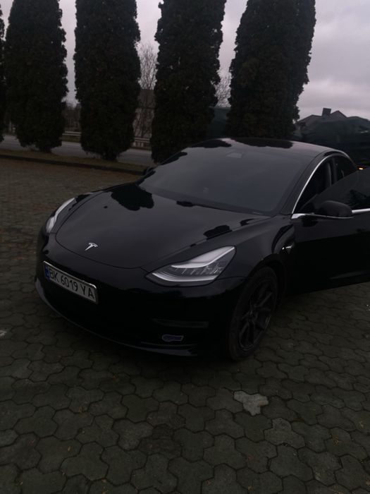 Продаж Tesla model 3