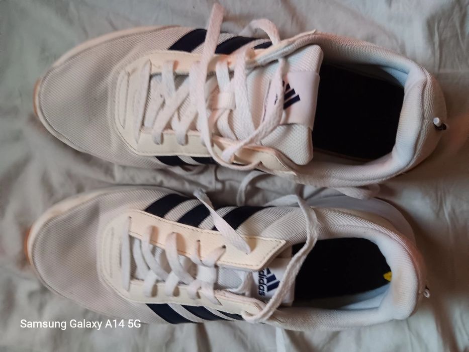 ténis  de marca adidas