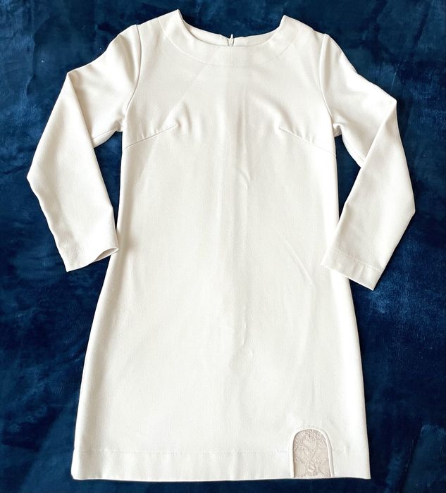 Сукня з довгим рукавом.