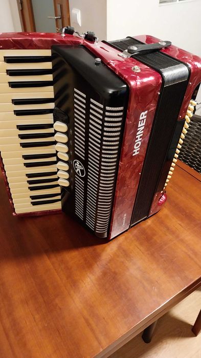Acordeon hohner bravo lll 80, bem conservado, com pouco uso.
