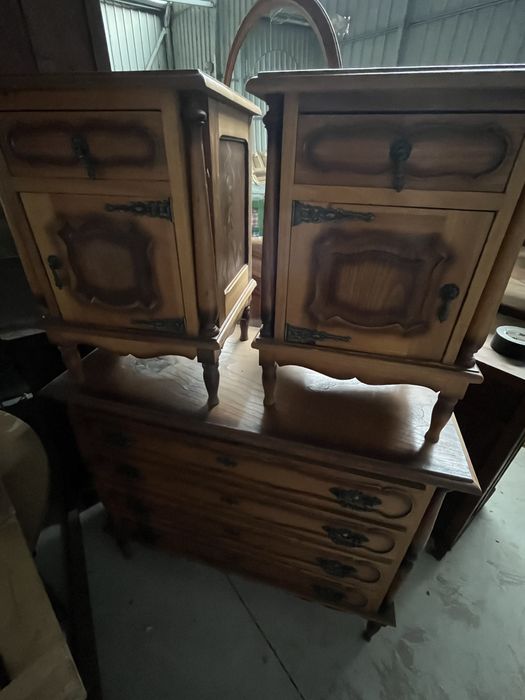 Conjunto de quarto vintage – Cómoda + 2 Mesas de Cabeceira em madeira