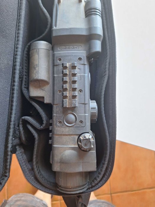 Mira de caça  noturna pulsar digisight 970 com medidor de distância e alteração  na lente tem uma lente mais potente com + 7 aumentos
