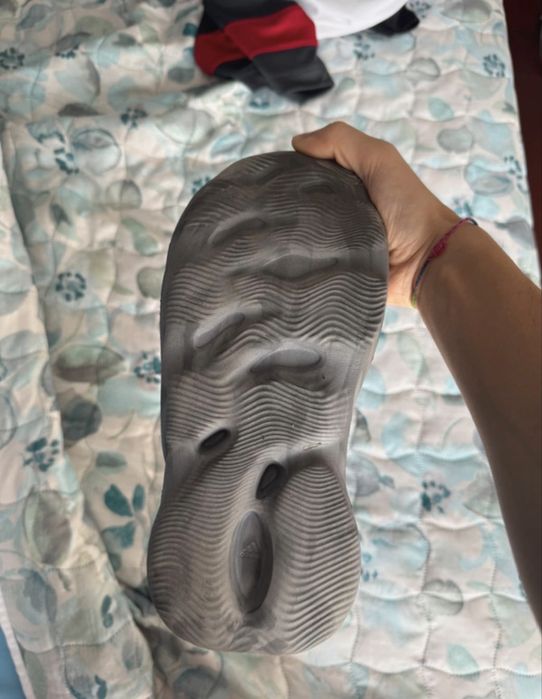 Yeezy foam cinzentas