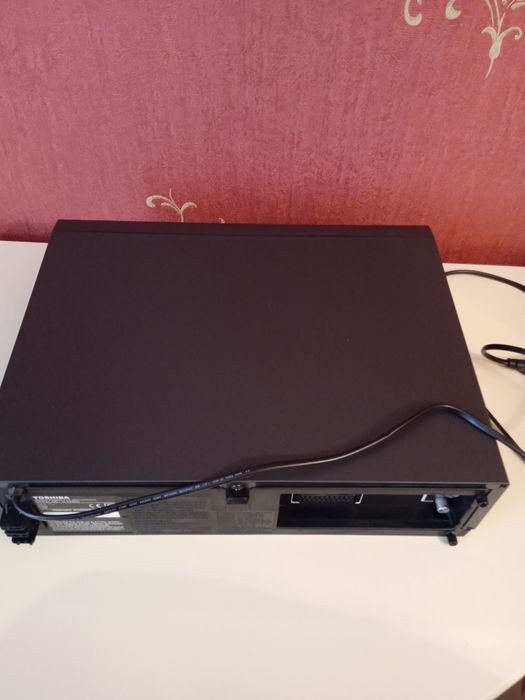 Відеомагнітофон касетний Toshiba V-229EG