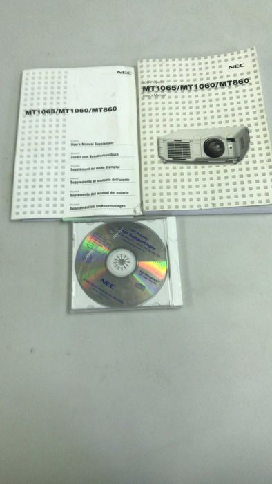 Projector NEC MT1065 com caixa e uma lâmpada de substituição