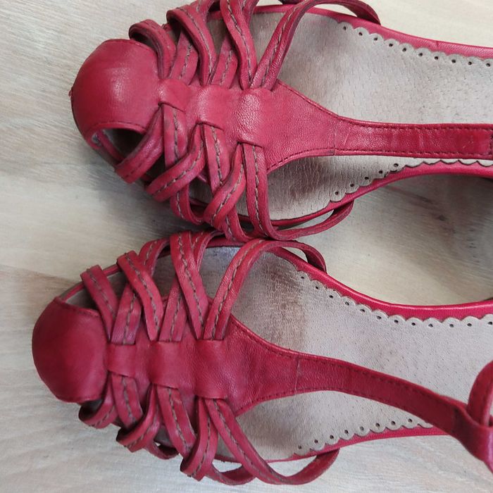 Sandały na obcasie skórzane r. 37 czerwone