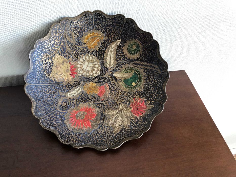 Patera metalowa , malowana ręcznie .