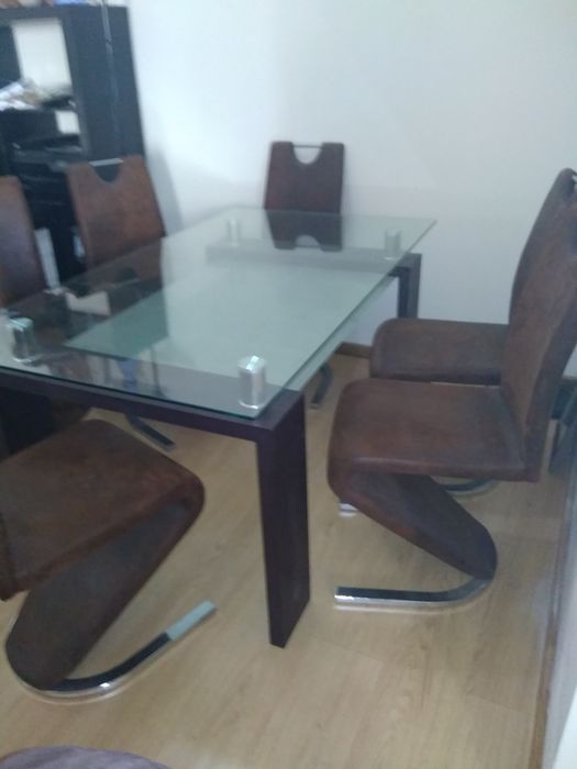 Mesa com seis cadeiras de sala