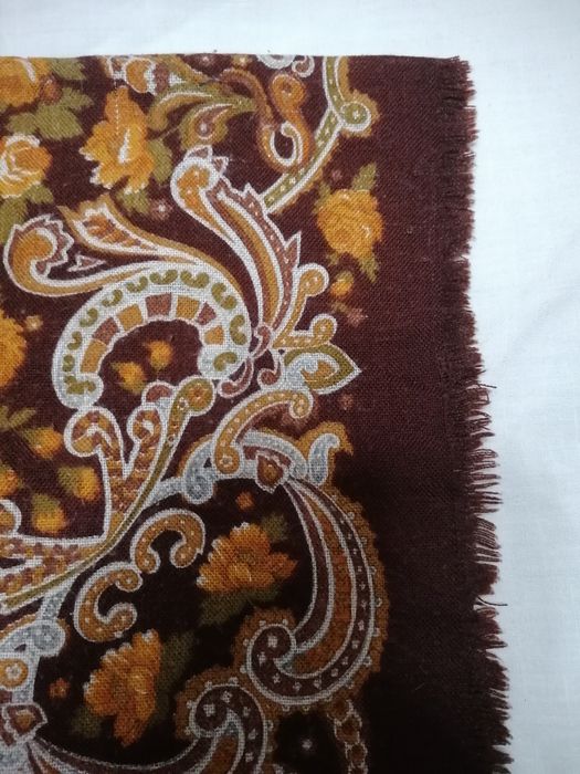 Lenços antigos de cabeça e ombros