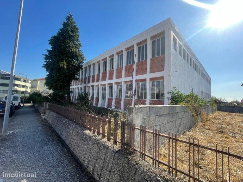 Armazém industrial de grande dimensão, localizado a 2 minutos do ce...