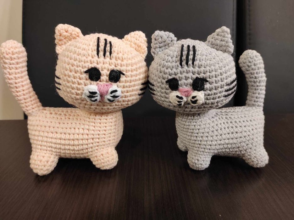 Kotek z obracaną główką robiony na szydełku