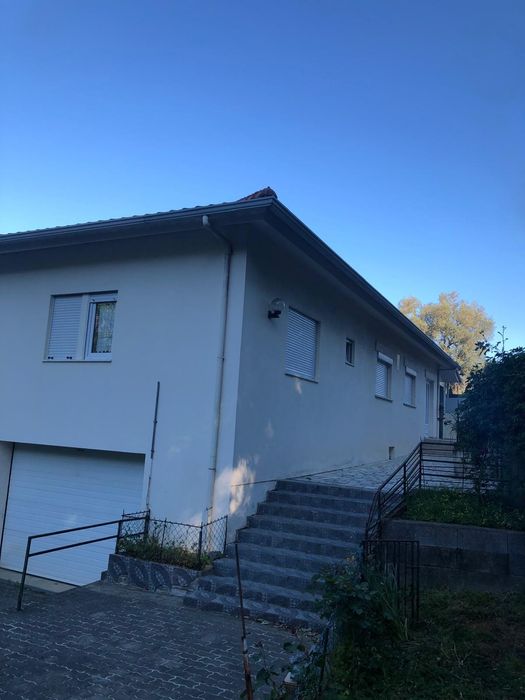 Vende- se vivenda com terreno