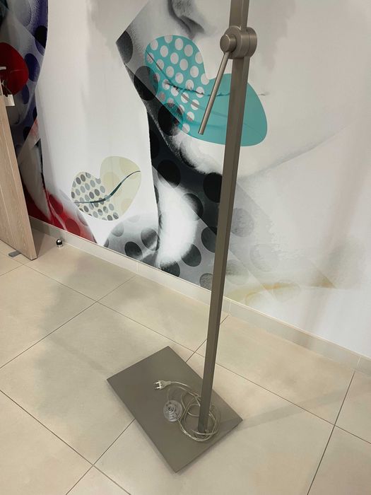 Candeeiro de Pé em alumínio com um design exclusivo