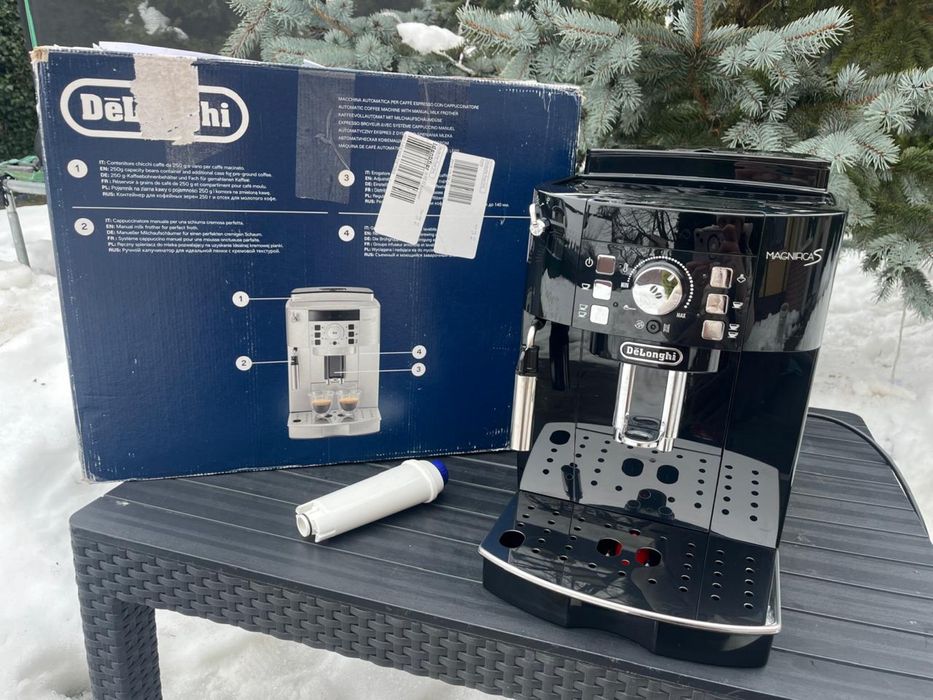 Кавоварка Delonghi Magnifica S  2024 рік 11 місяць гарантія