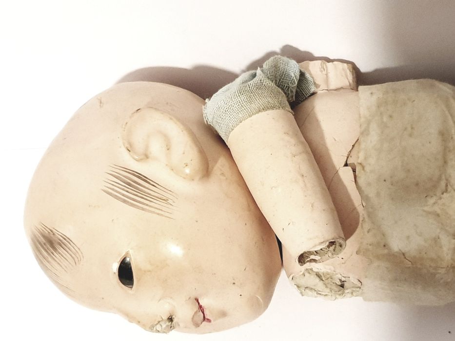 Antiga boneca asiática em papiermaché  para restauro