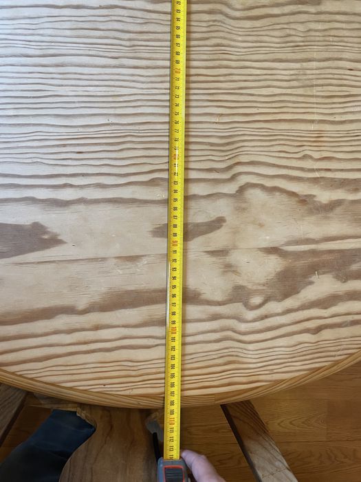 Mesa com 4 cadeiras.