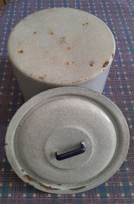 Panela antiga em esmalte