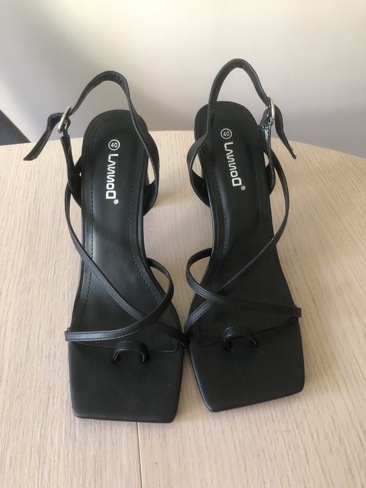 Nowe sandałki na słupku r.40