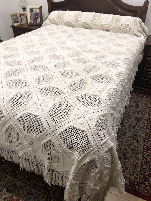 Colcha em renda manual de cor branca