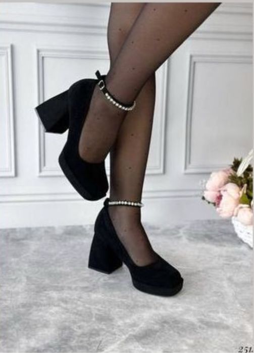 Туфлі з ремінцем в камінцях