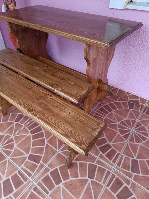 Стіл з лавками..