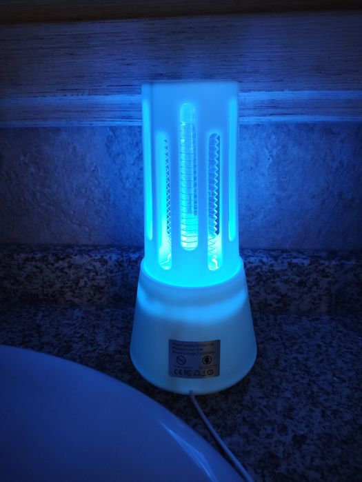 Lâmpada elétrica anti mosquiteiro com luz ultra violeta.