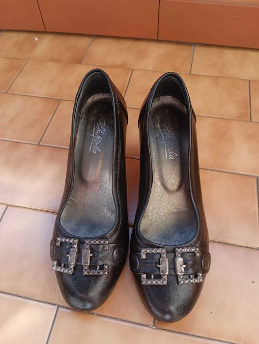 Sapatos pretos com fivela na frente - nº 38