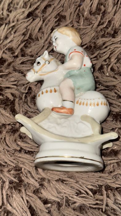 Продам фарфоровую статуетку мальчик на лошадке,всадник