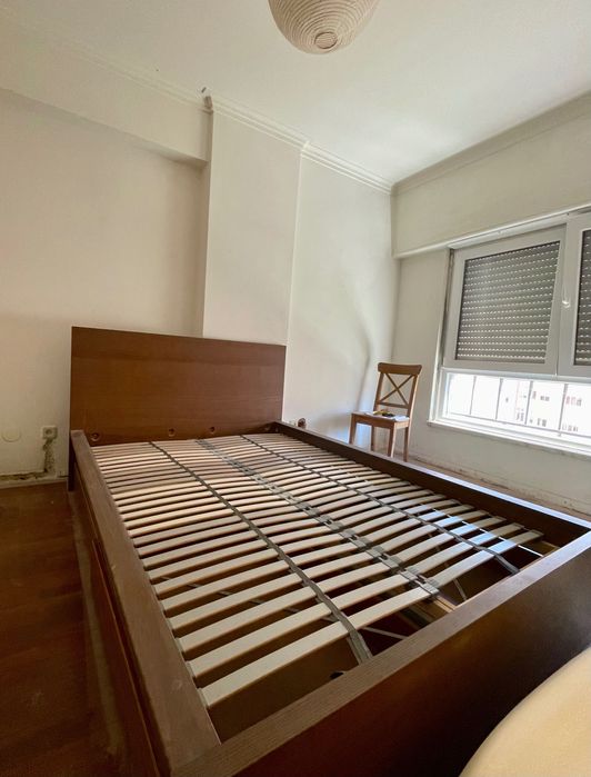 Cama de casal em Madeira Escura em muito bom estado