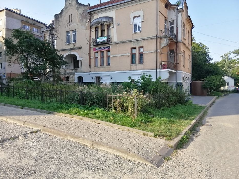 .  Приміщення поруч з магазином Фуршет