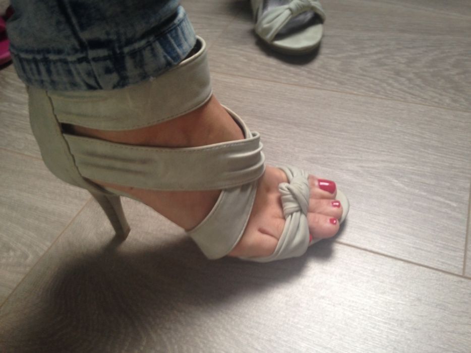 Sandały na obcasie 38