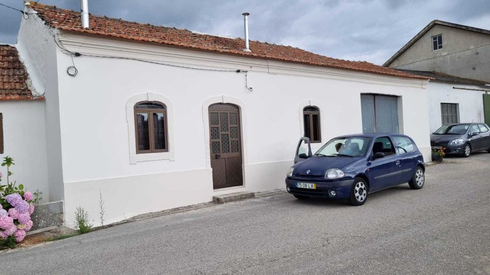 T3 casa térrea com pátio em aldeia