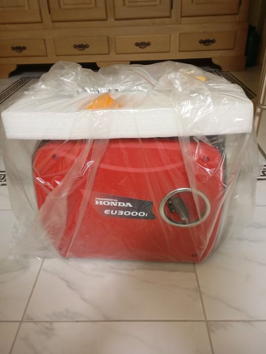 Продаю инверторный генератор Нonda 3000 i.