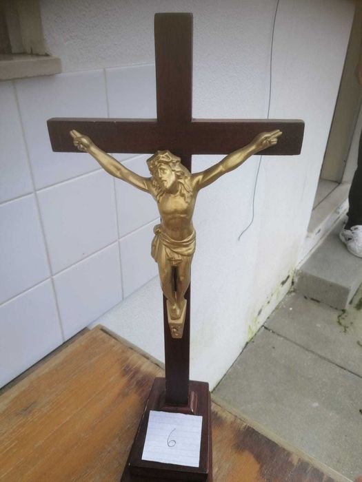 Crucifixo em madeira com Cristo em ouro suíço.