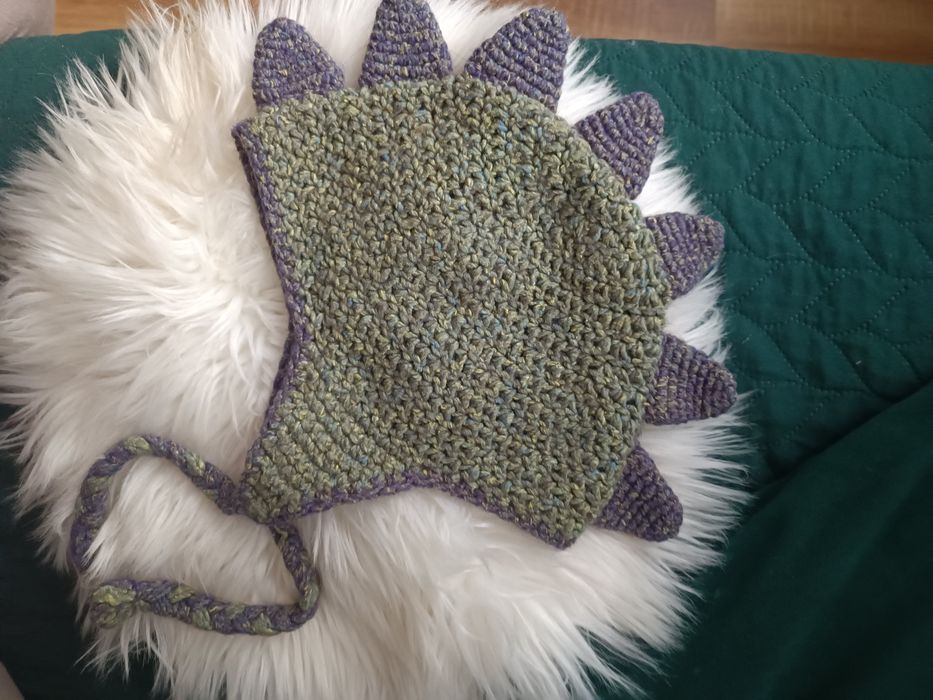 Czapeczka handmade z dzianiny na szydełku smok Dino