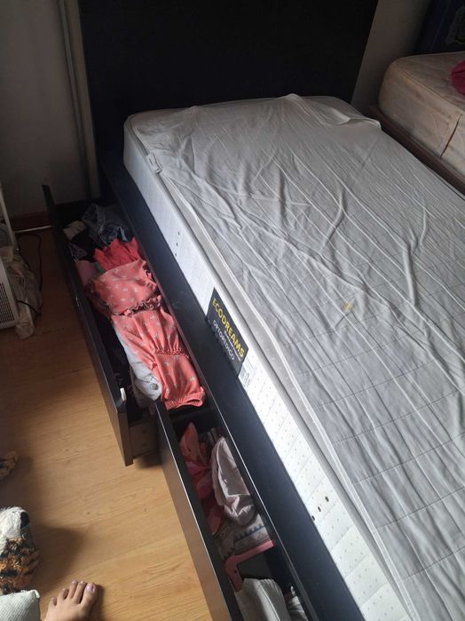 Cama solteiro com gavetas