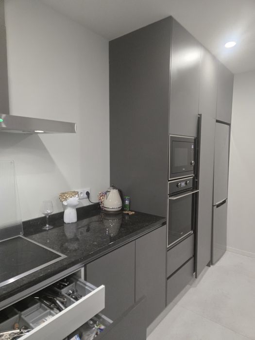 Cozinha com alguns electrodomésticos com 6 meses de utilização