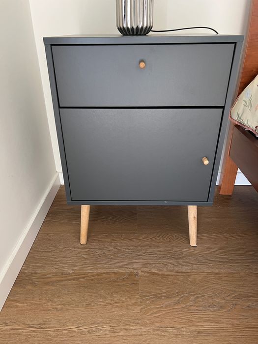 Mesa de cabeceira novíssima