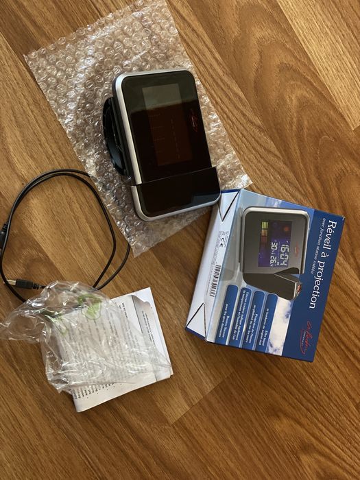 Метеостанція з годинником-проектором