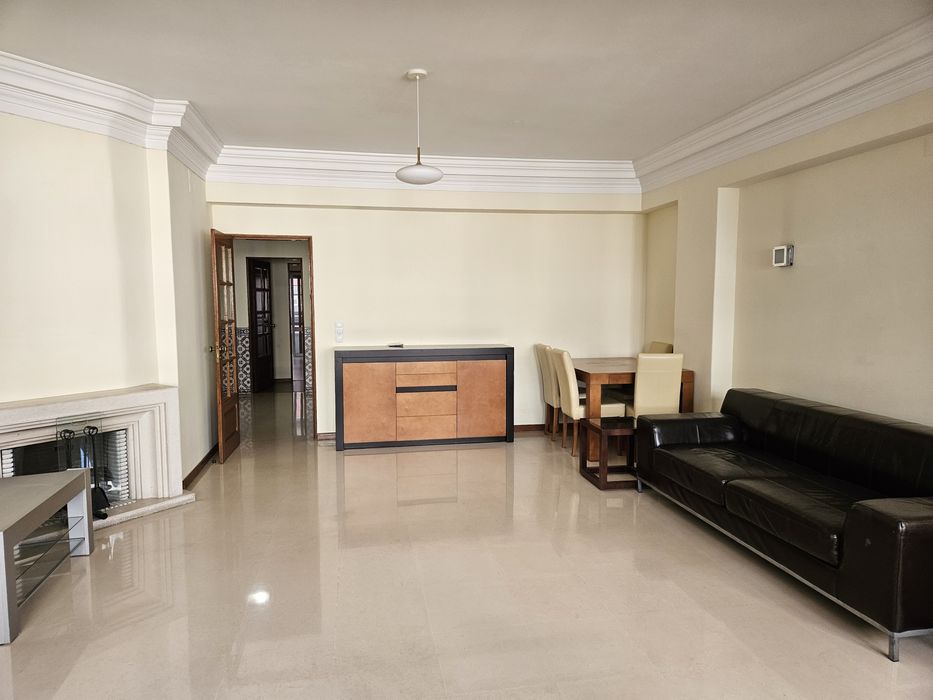 Fantástico T2 com dois wcs para arrendar no centro do Lumiar