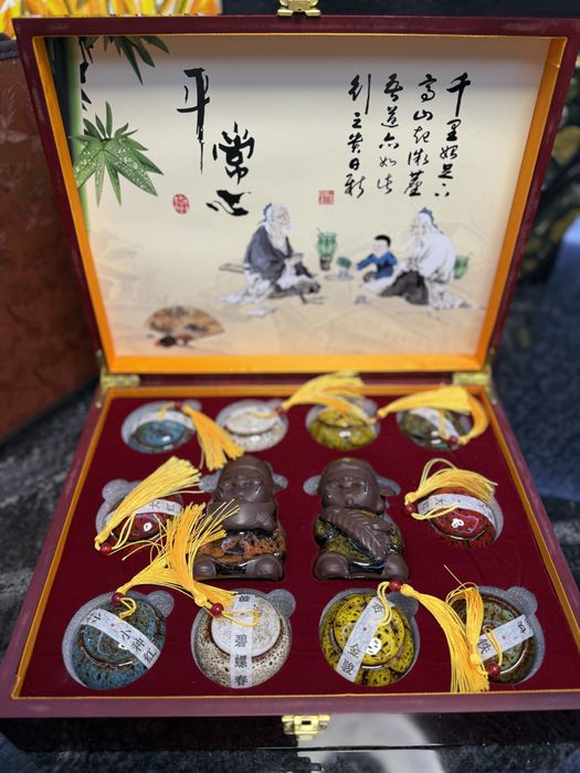 Елітний подарунковий набір китайського чаю з фігурками достатку