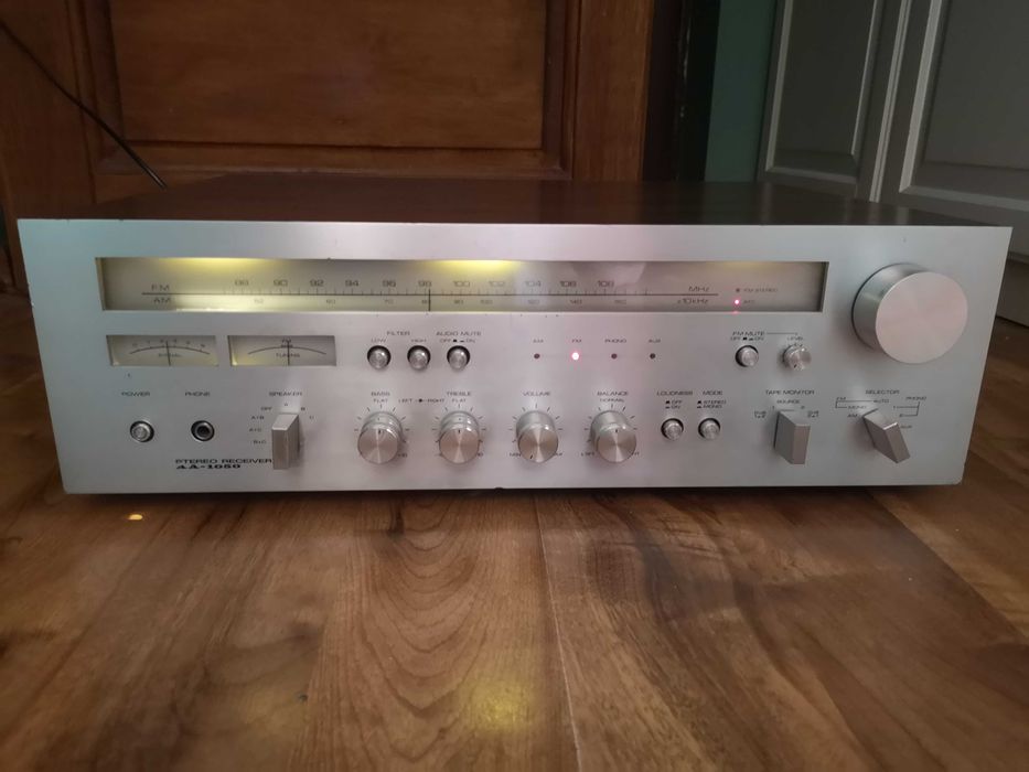 Amplituner 'Akai 1050'