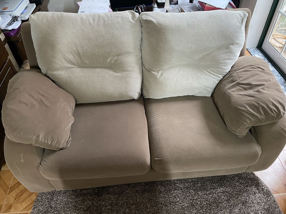 2  sofas de tres lugares em bom estado