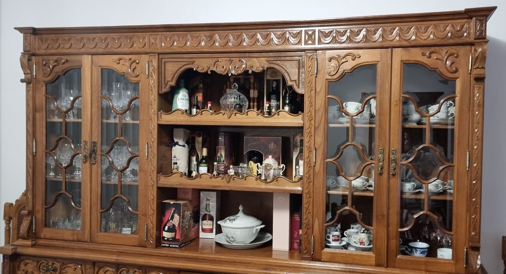 Vendo mobília de sala antiga, completa, com móvel, mesa e 8 cadeiras