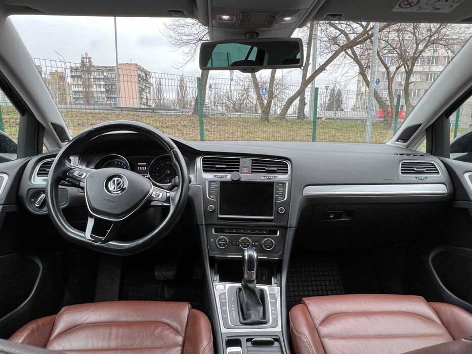 Оренда електромобіля Volkswagen e-Golf Highline