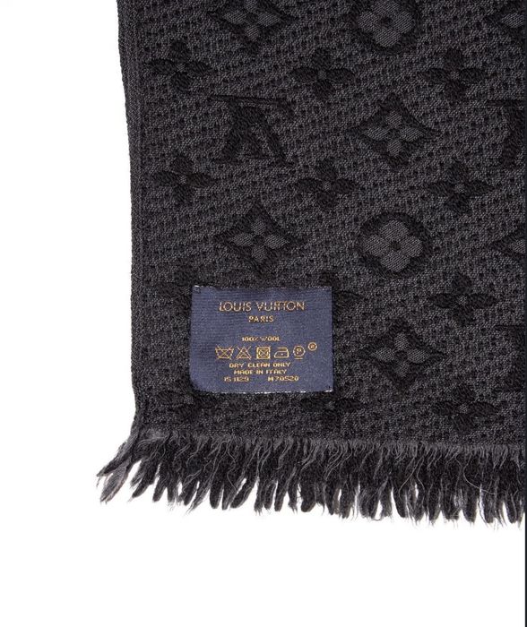 Оригінальний вовняний шарф Louis Vuitton у глибокому темному відтінку з фірмовим монограмним патерном.